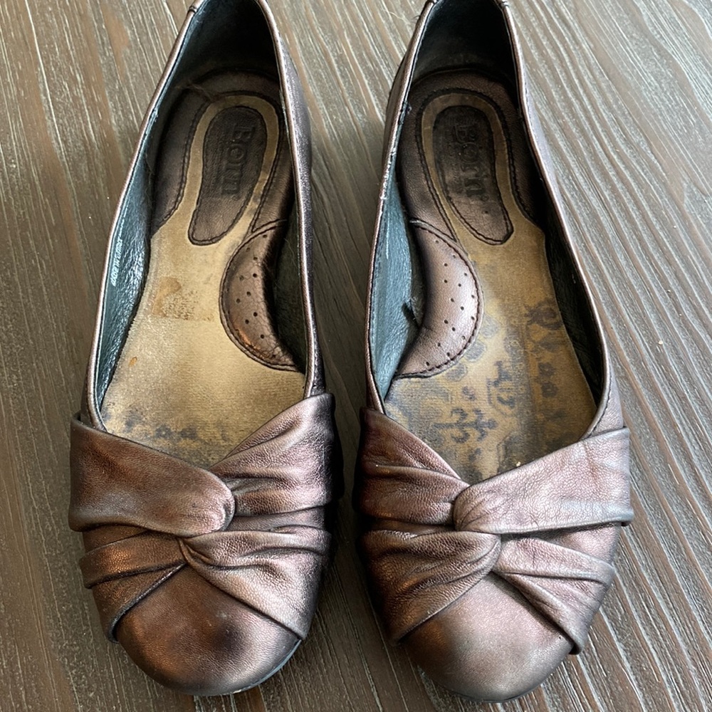Born ladies flats in bronze colour with crossover knot look.  Size 7